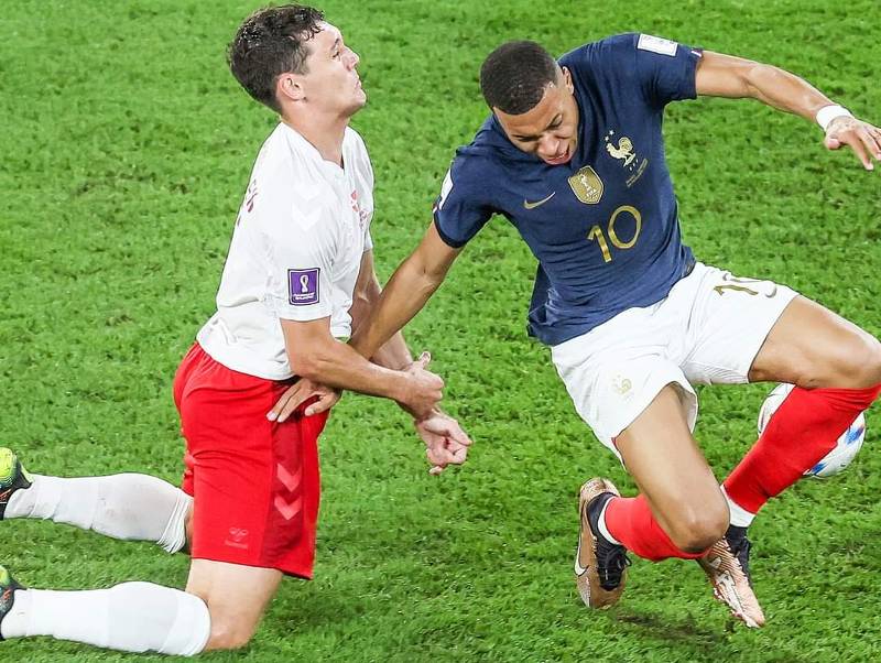 Noche mágica de Mbappé para que Francia le ganara 2-1 a Dinamarca y se clasificara a octavos de final del Mundial de Qatar 2022
