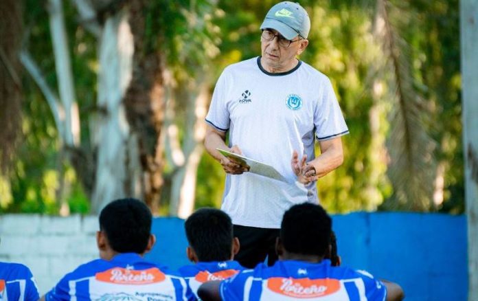 Salomón Nazar, técnico del Victoria.