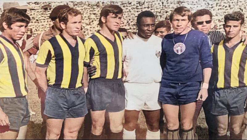 Jaime Villegas posa junto al astro del fútbol mundial, Pelé, en su visita a Honduras.