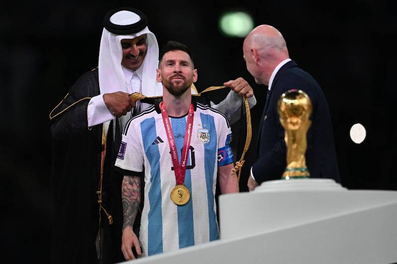 Lionel Messi recibe el bisht.
