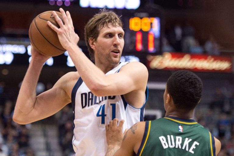 El Ex Basquetbolista Alemán Dirk Nowitzki Tiene Su Estatua En Texas