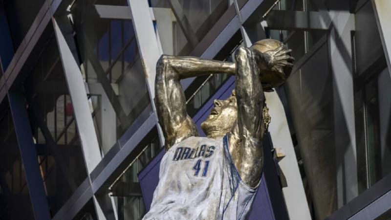 Dallas Mavericks devela estatua de Dirk Nowitzki.