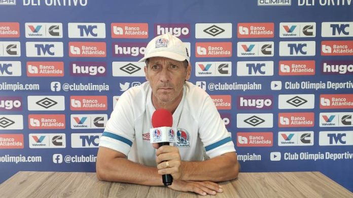 Pedro Troglio, técnico del Olimpia.