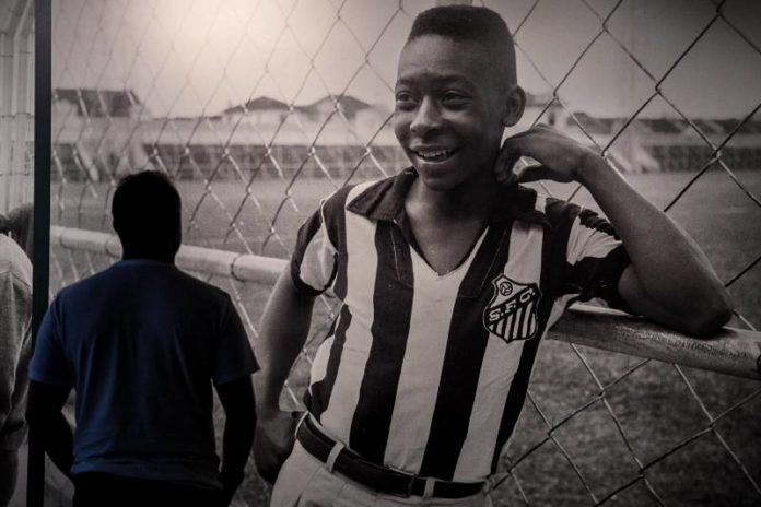 Seguidores de Pelé admiran la cuna deportiva.