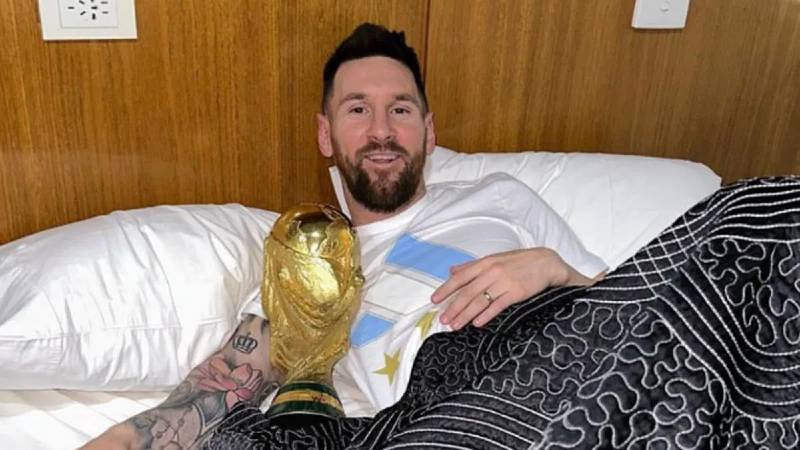 Messi durmiendo con la Copa.