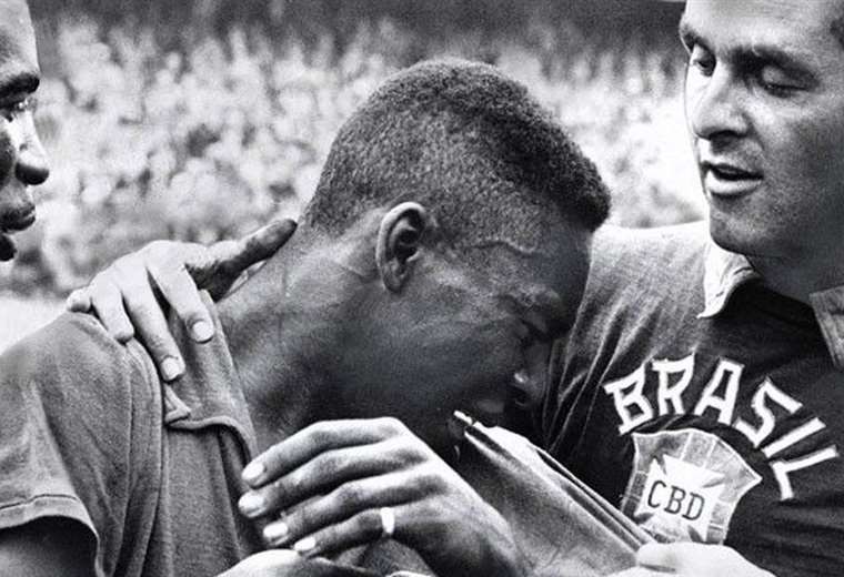 Pelé llorando al conquistar su primer título mundial a los 17 años.