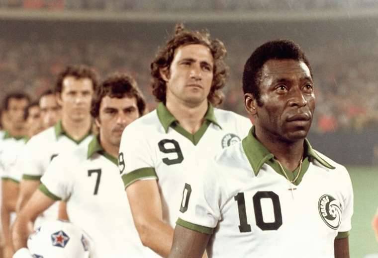 Pelé fue contratado por el Cosmos de estados Unidos y contribuyó para que este deporte de popularizada en el país del norte.