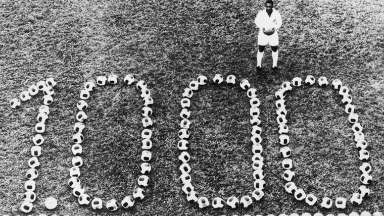 Se registra que Pelé fue el primer jugador en superar los 1,000 goles tanto oficiales como amistosos.