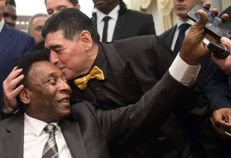 Con un beso de Diego Maradona se terminaron las diferencias con Pelé, provocadas por la decisión de coronar al mejor jugador del Siglo XX.