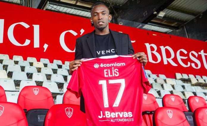 El delantero hondureño Alberth Elis fue presentado por el equipo Stade Brestois 29 de la Ligue 1 de Francia.