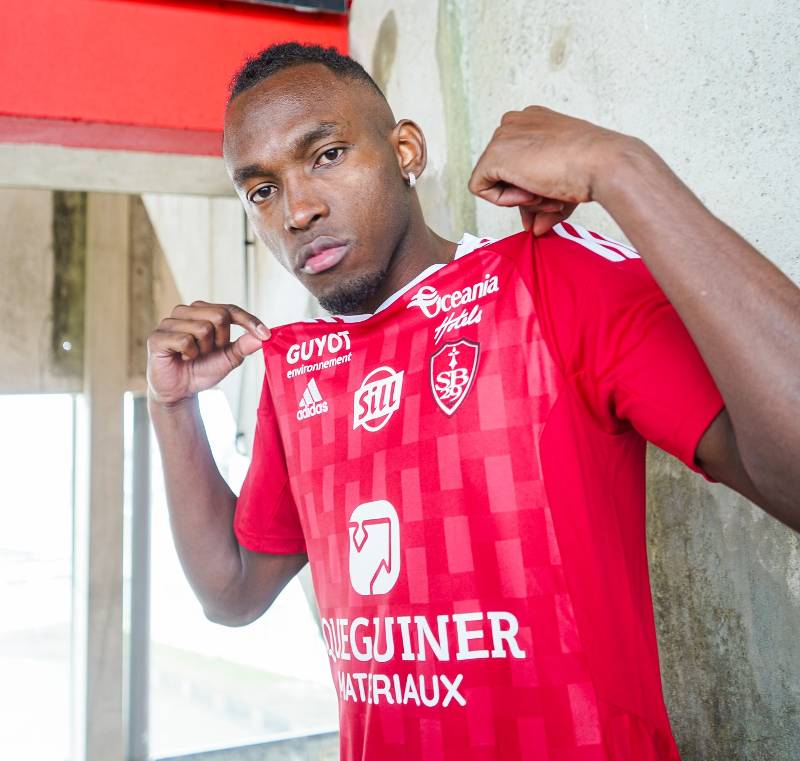 El atacante catracho Alberth Elis ya se puso la camisa roja de su nuevo club el Brest de la Ligue 1 de Francia.