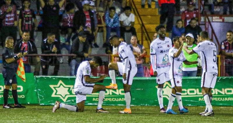 Alex López y sus demás compañeros celebran el tremendo gol del hondureño en el triunfo de la Liga Deportiva Alajuelense por 5-1 sobre el Santos de Guápiles.