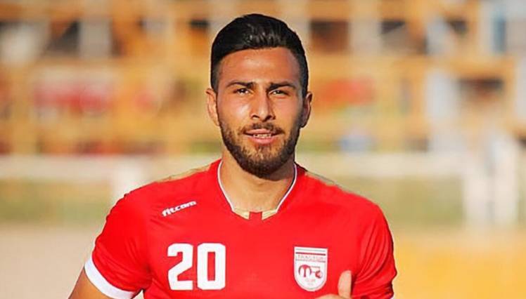 El jugador iraní Amir Nasr Azadani se salvó de ser ejecutado, pero estará 26 años en la cárcel.