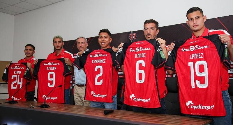 Ángel Tejeda fue presentado oficialmente por la Liga Deportiva Alajuelense. El delantero catracho usará la camisa número 9.