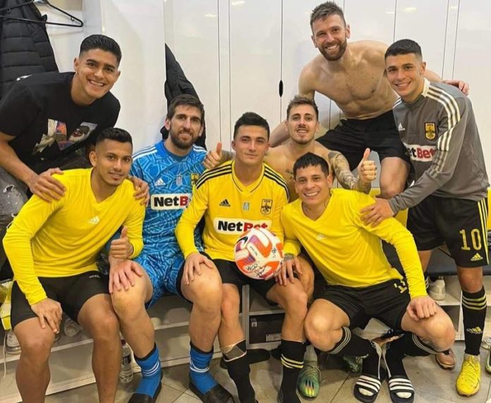 Edwin Rodríguez y Luis Palma (izquierda) celebran junto a sus compañeros del Aris Salónica el triunfo de 3-0 sobre Volos FC.