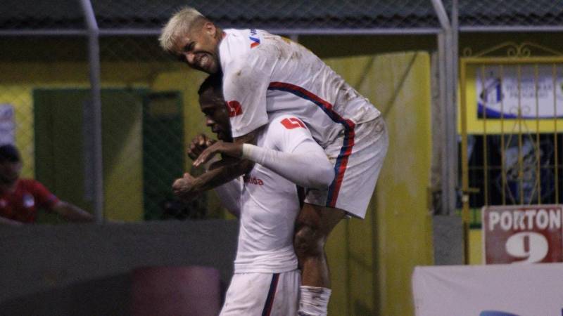 Garbiel Araujo celebra con el anotador del único gol del partido, el colombiano Yustin Arboleda.