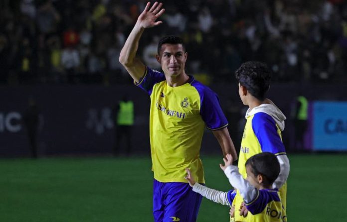 Cristiano y sus hijos saluda a los aficionados del Al Nassr.