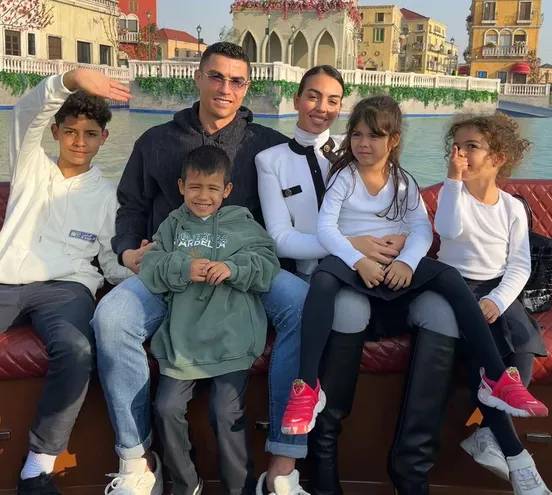Cristiano Ronaldo, esposa e hijos tendrán que acostumbrase a una vida muy diferente en Arabia Saudita.