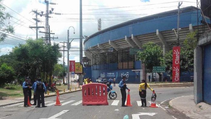 Personas que residen en las cercanías del estadio Nacional "Chelato Uclés" denuncian la presencia de asaltantes y piden presencia policial en el lugar.