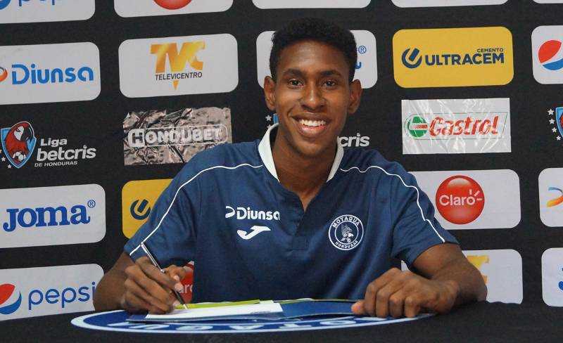 El joven defensa central Giancarlos Sacaza Murillo firmó contrato con Motagua por dos años.