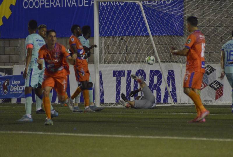 El volante de contención Oliver Morazán celebra el primer gol de Lobos UPNFM sobre Motagua.