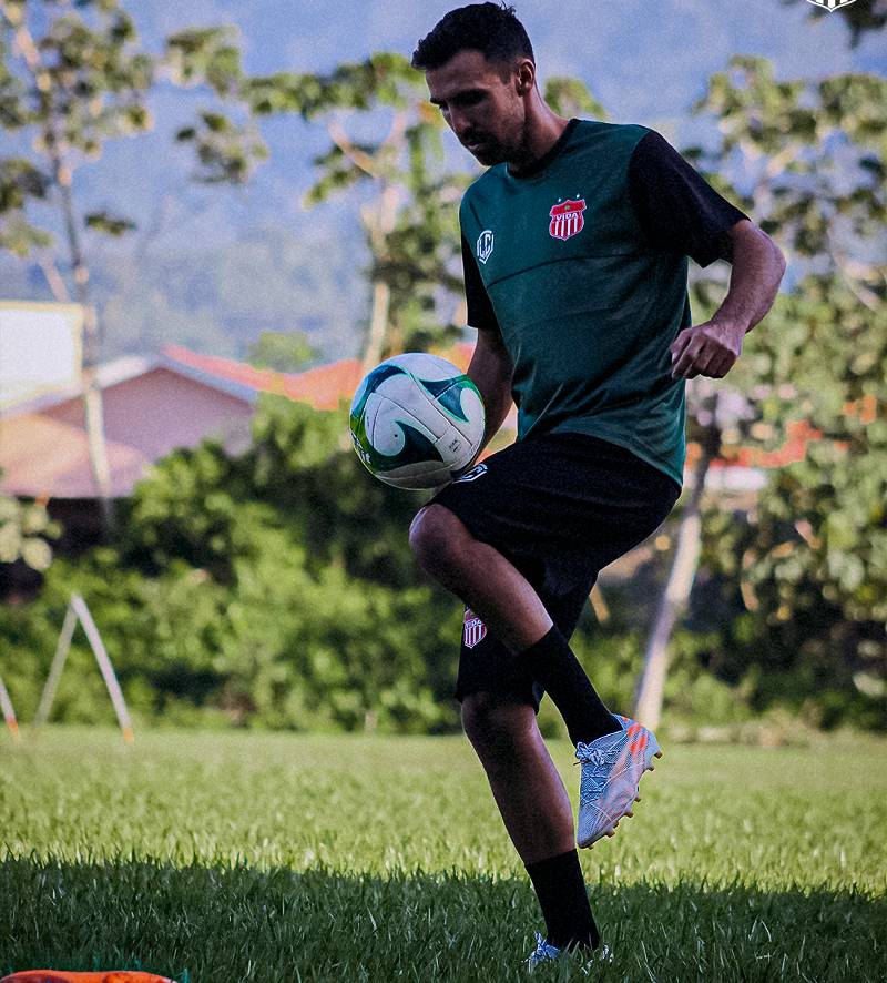 Jonathan Bornstein ha mostrado en cada entrenamiento que viene a triunfar al fútbol hondureño.