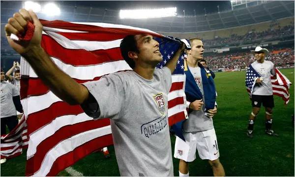 El estadounidense Jonathan Bornstein se arropa con la bandera de su país, al integrar en varias ocasiones su selección nacional.