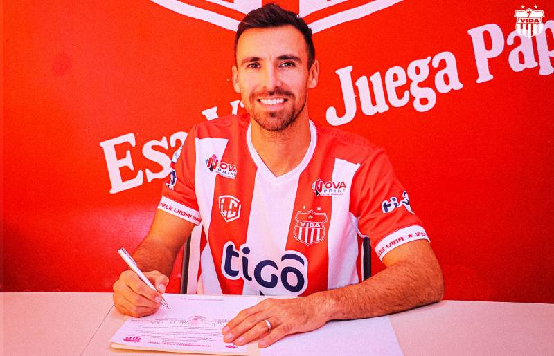 Jonathan Bornstein firmó el respectivo contrato que lo liga por un año al Vida de La Ceiba.