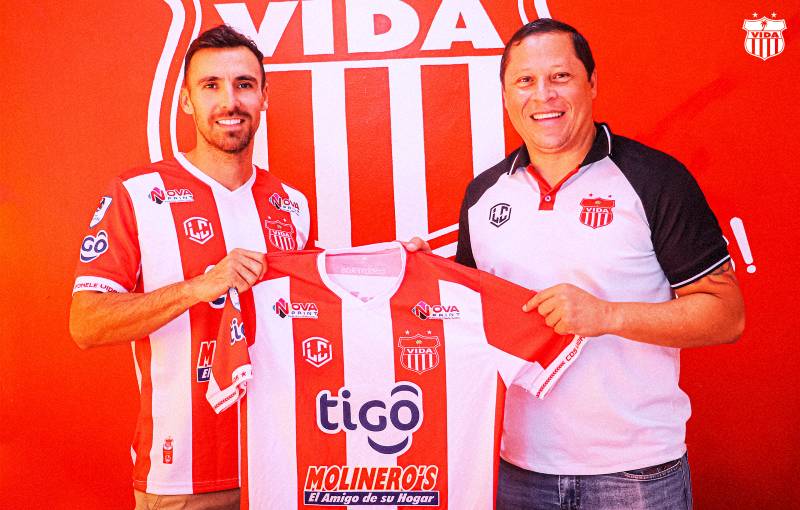 El director deportivo Jairo Martínez le entregó la camisa del Vida a su mediático refuerzo Jonathan Bornstein.