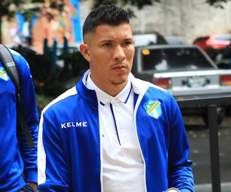 El presidente del Motagua, Eduardo Atala, le desea suerte a Kevin López en su carrera como olimpista.