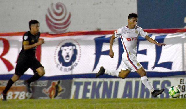 El delantero olimpista, Kevin López, conduce el balón en uno de los avances del cuadro albo.