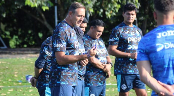 El técnico Hernán "La Tota" Medina ya cumplió los cuatro partidos de suspensión y regresará en el juego del miércoles contra Potros de Olancho FC.