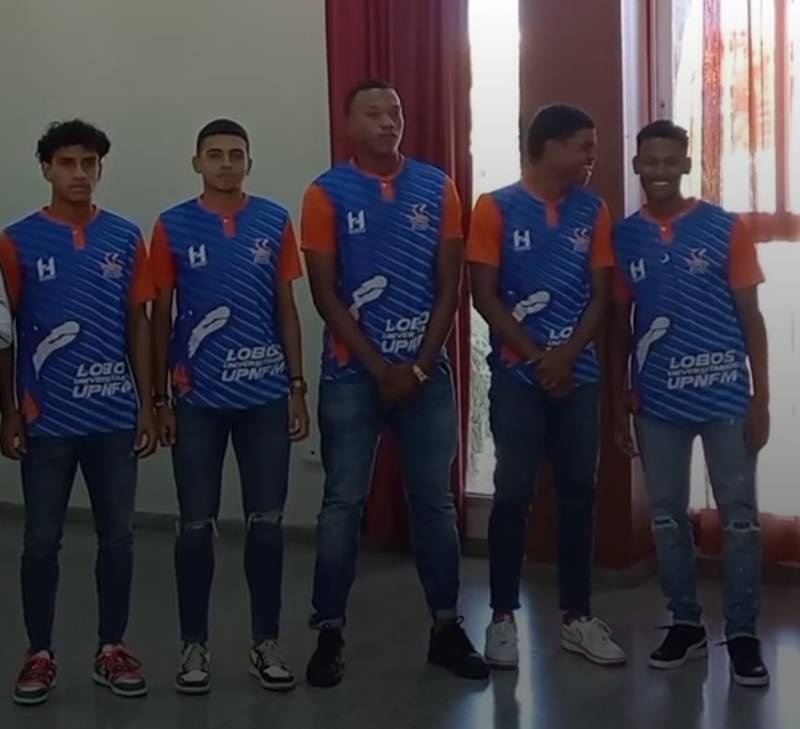 Los lobitos que ascienden al primer equipo: Eliú López, Babinton López, Elian Arzú, Daniel Lagos y Justin Ponce.