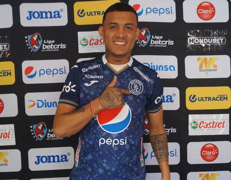El cafetero Miguel Ángel Asprilla muestra el escudo que defenderá en el fútbol hondureño.