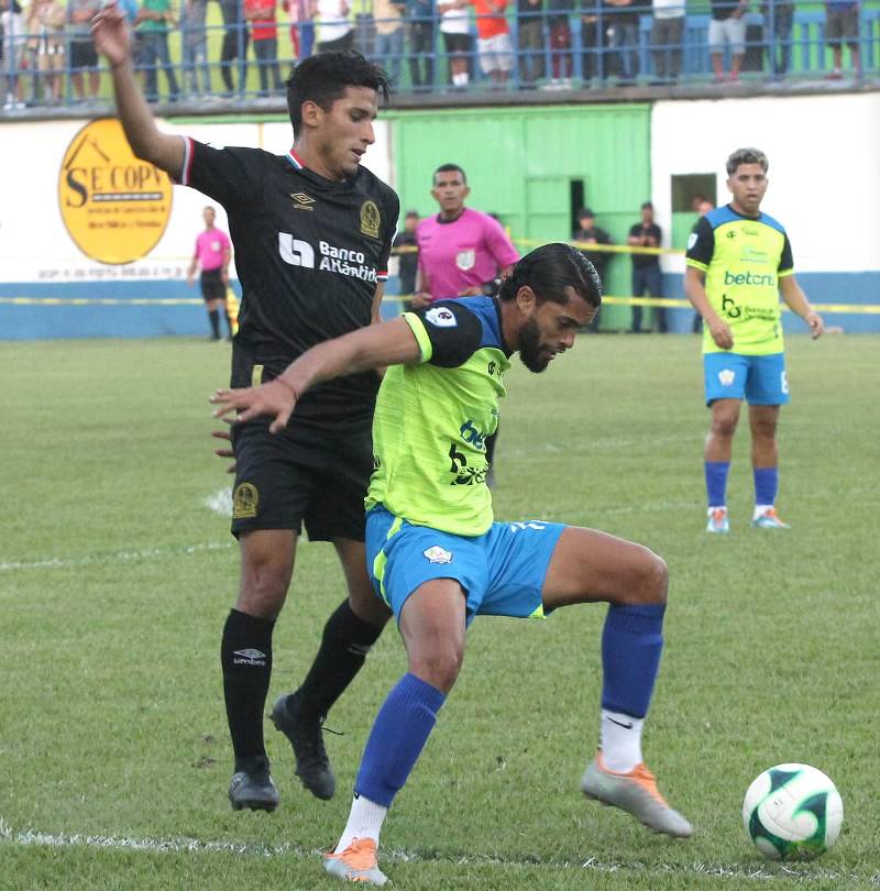 El extremo izquierdo del Olimpia José Mario Pinto presiona al defensa central de los olanchanos Nelson Muñoz.