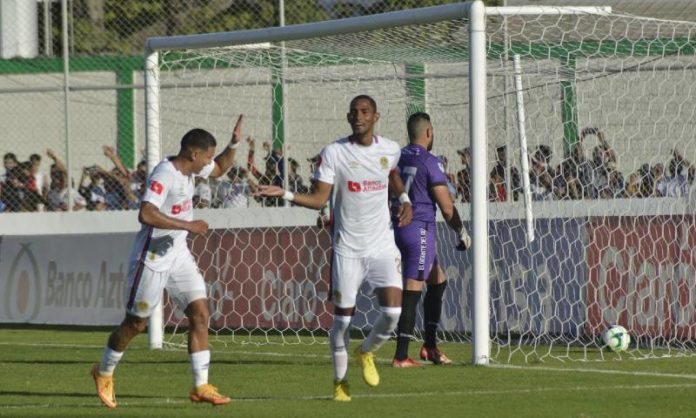 Jerry Bengtson celebra el segundo tanto del Olimpia sobre Real Sociedad. El capitán del albo cobró magistralmente una falta penal.