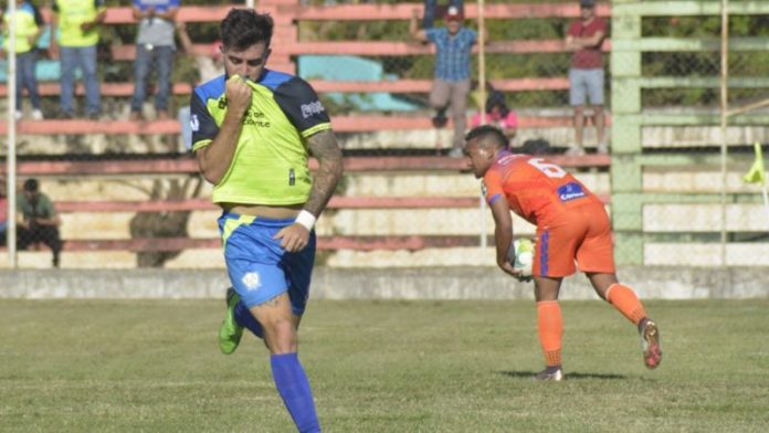 El goleador de Potros de Olancho, Agustín Auzmendi, celebra el gol conseguido desde el punto del penal y que significaba el 3-1 sobre Lobos UPNFM.