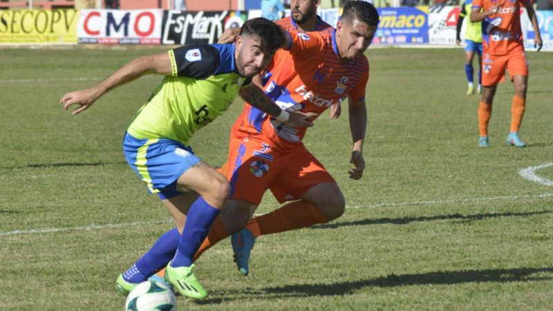 El atacante Agustín Auzmendi enfrenta al defensa de Lobos UPNFM, Jhonny Leverón.