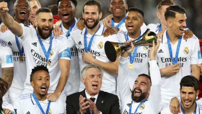 Los jugadores brasileños del Real Madrid bromean con el técnico italiano, Carlo Ancelotti.