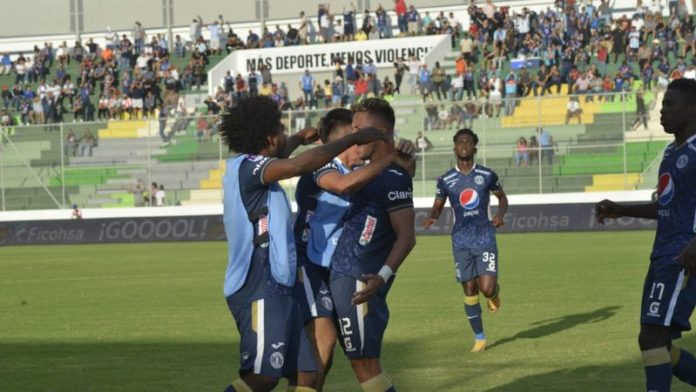 El defensa del Motagua Marcelo Santos celebra su primer gol contra el Vida.