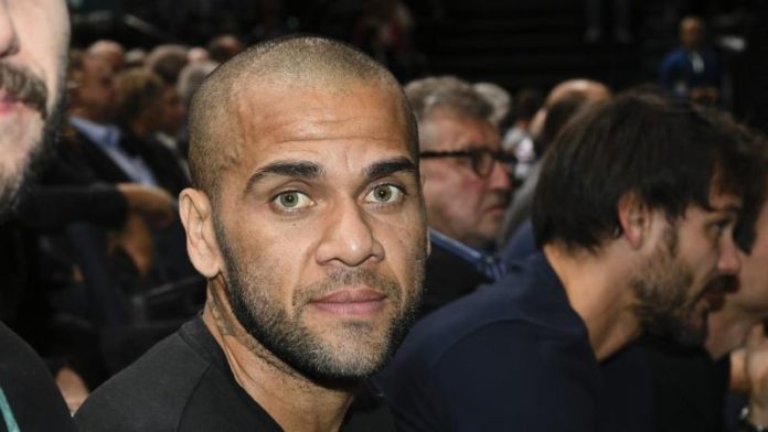 Al caso del brasileño Dani Alves acusado por supuesta agresión sexual se le agregan una zapatillas blancas.