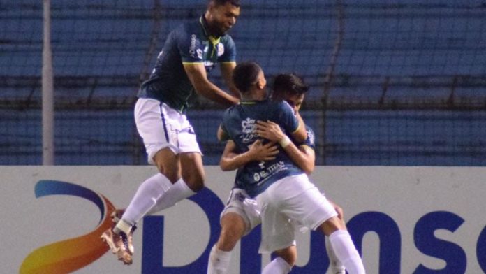 Los jugadores del Marathón celebran el primer triunfo en el torneo de Clausura, al derrotar 2-1 al Real España en el clásico sampedrano.