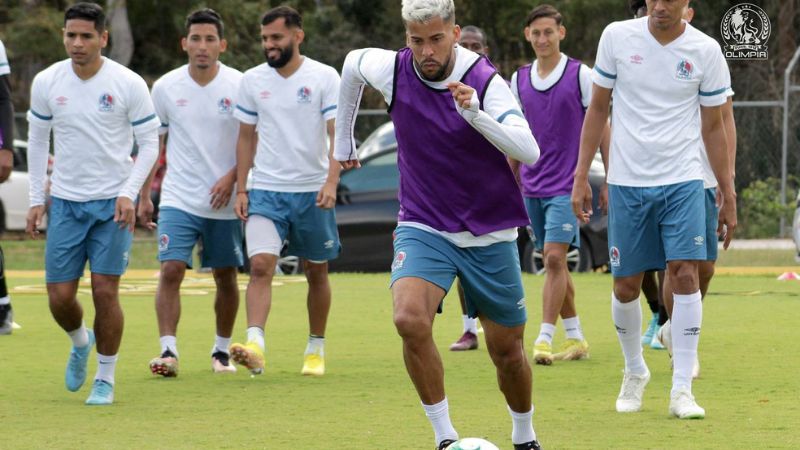 El defensa brasileño Gabriel Araujo está listo para regresar con Olimpia en su visita el domingo al Victoria.