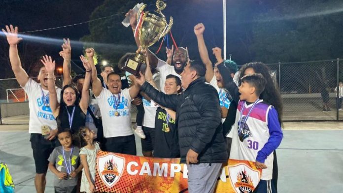 El equipo de Gorila se coronó campeón de la Liga de Baloncesto Kennedy.