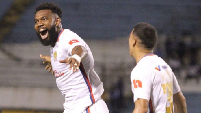 Olimpia demostró que le tiene la medida al Motagua, al vencerlo 3-1. Jorge Benguché anotó el segundo gol albo.