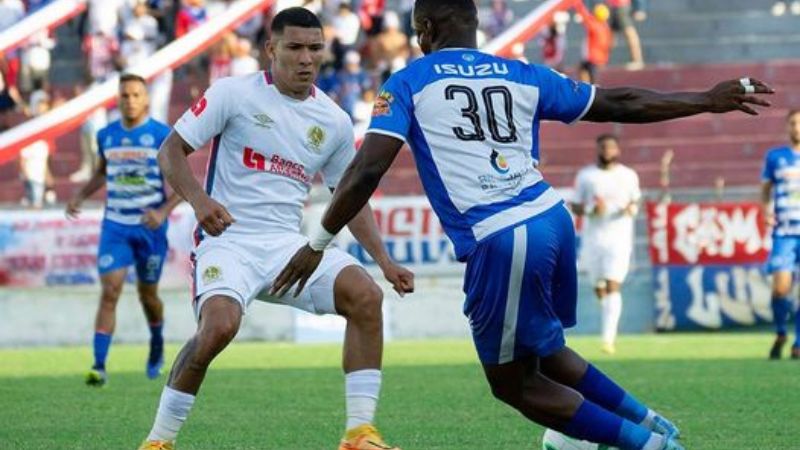 El olimpista Kevin López llega a la marca del colombiano del Victoria Luis Hurtado.