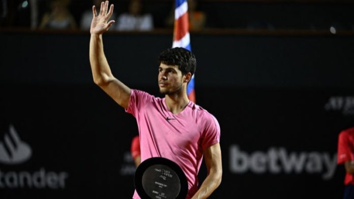 El español Carlos Alcaraz se encuentra muy cerca del líder del tenis mundial Novak Djokovic.