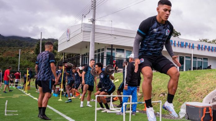 El delantero del Olimpia Brayan Moya ya recibió el alta médica y podría estar en el clásico del sábado ante Real España.