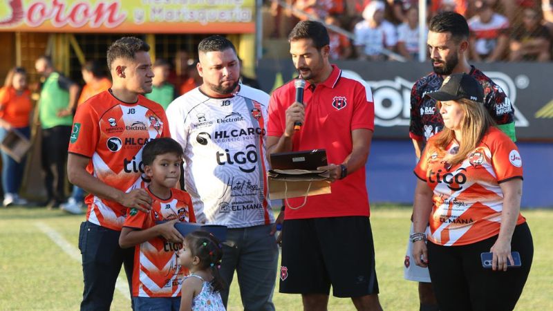 El capitán de la Liga Deportiva Alajuelense, Celso Borges, le entregó a Roger Rojas una placa de reconocimiento por su destacada labor con los rojinegros.
