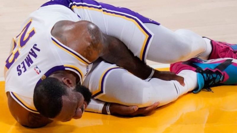 LeBron James se lesionó el tobillo y preocupa a los dirigentes y aficionados de Los Ángeles Lakers.